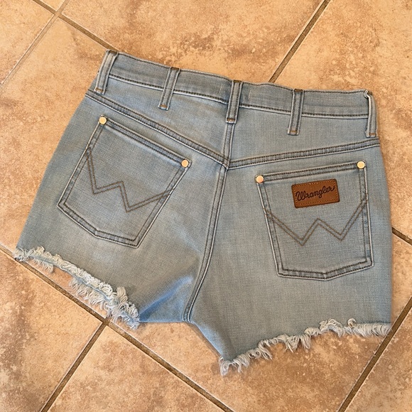 Wrangler high rise cut off Jean shorts in Leo - Picture 3 of 5
